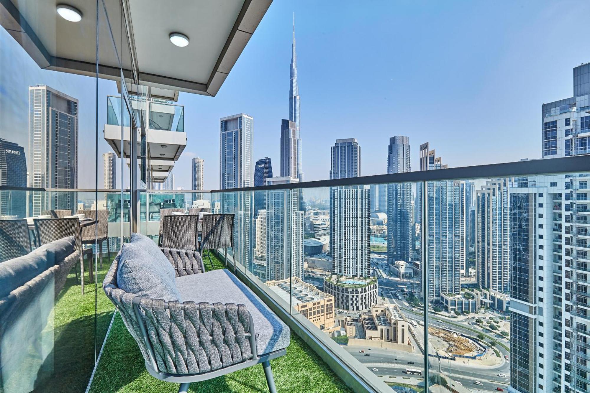 Highest Infinity Pool In Downtown Apartment