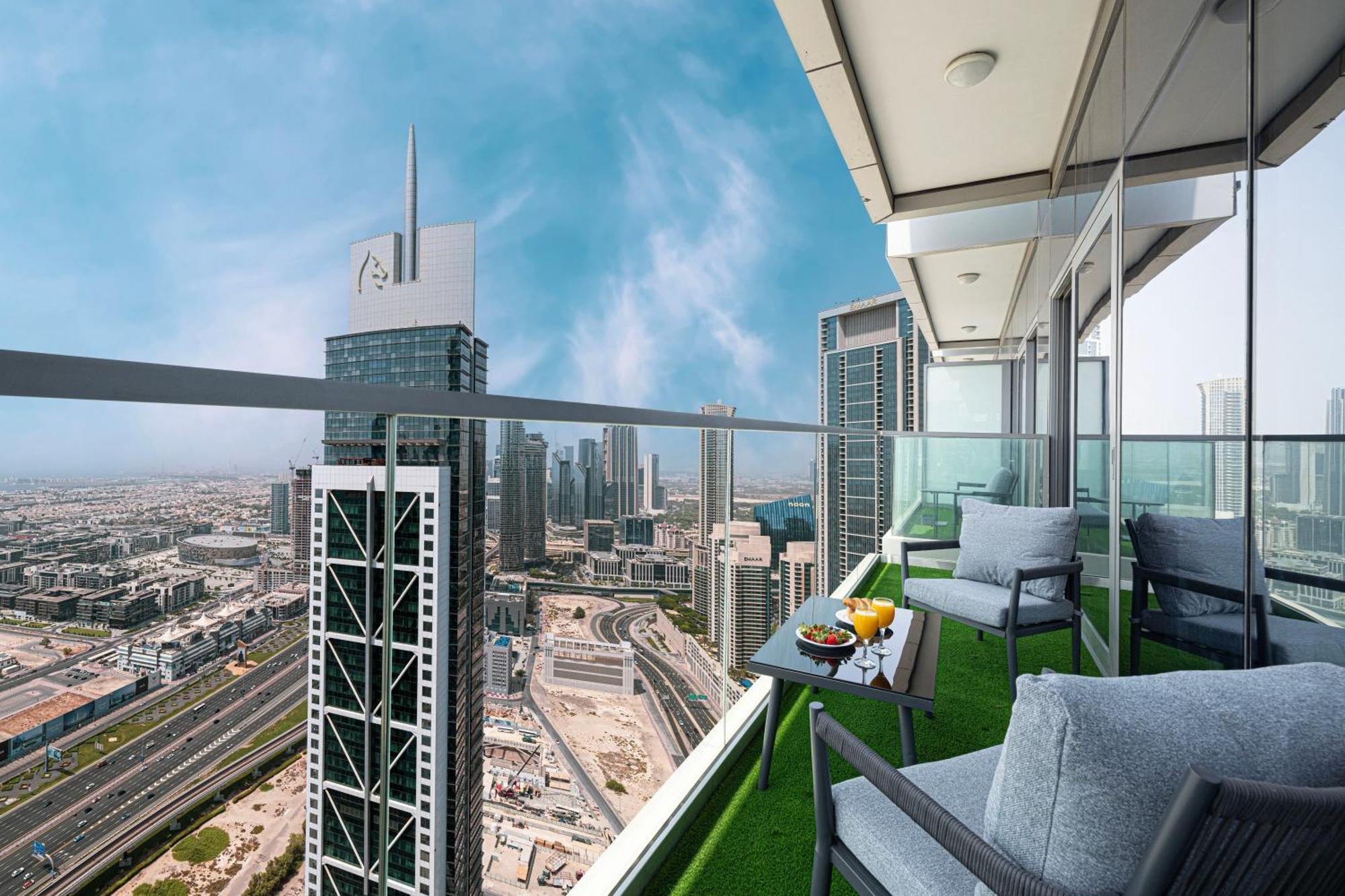Highest Infinity Pool In Downtown Apartment