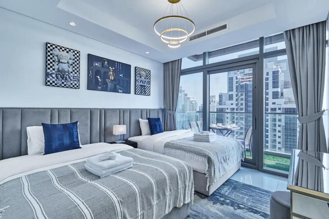 Highest Infinity Pool In Downtown Apartment